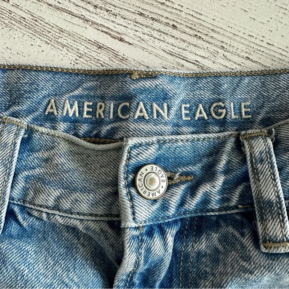 AMERICAN EAGLE Mom Jeans High Rise Cut Off Light Wash Denim Shorts 4